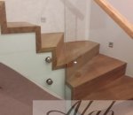 porcz drewniana na balustradzie szklanej